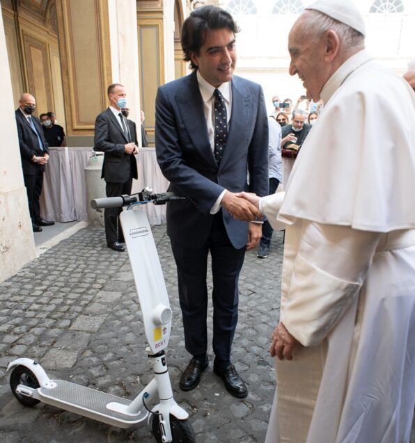 Papa: un monopattino elettrico in dono da Assosharing, come simbolo di amore per l’ambiente urbano