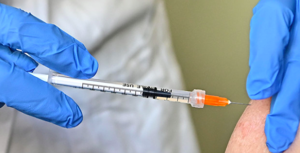 La vaccinazione non ci rende immuni dal contagio, ma ci può salvare la vita