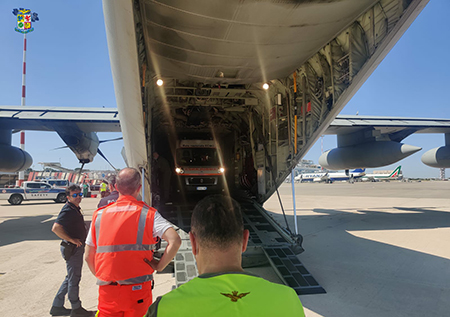 Aeronautica Militare: Bari'den Roma'ya uçuşta taşınan ambulans, yakın bir yaşam tehlikesiyle karşı karşıya olan bir yenidoğan için