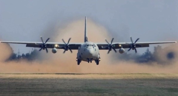 空軍：カブールから離陸するC-130Jに対する直接の攻撃はありません
