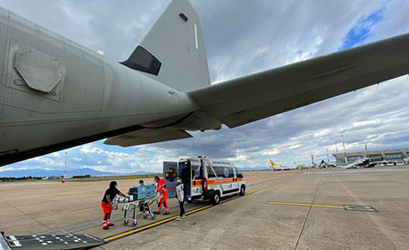 Aeronautica Militare：130 ^空軍旅団のC-46jに乗ってカリアリからジェノヴァに輸送された生命の危険にさらされている新生児