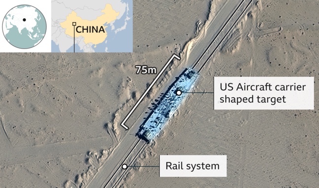 中国の砂漠での模擬米軍艦