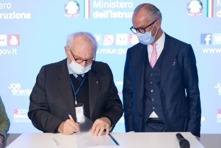 یادداشت تفاهم بین وزارت آموزش و پرورش و Confindustria Moda برای تقویت همکاری بین مدارس و مناطق محلی امضا شده است.