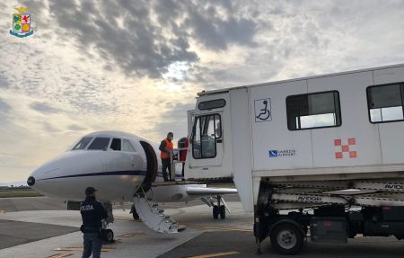 Aeronautica Militare, lebensrettender Flug: 10-jähriges Kind von Lamezia Terme nach Rom transportiert