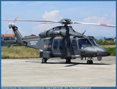 Krankentransport: Ein Mann in unmittelbarer Lebensgefahr transportiert von Ponza nach Latina an Bord eines HH-139A-Hubschraubers