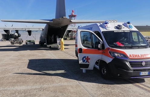 Covid: bimba di sei mesi in attesa trapianto midollo trasportata in bio contenimento da Lecce a Brescia con C130J Aeronautica Militare