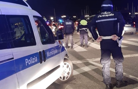 Neapel. Lokale Polizeikontrollen in der Stadt Movida