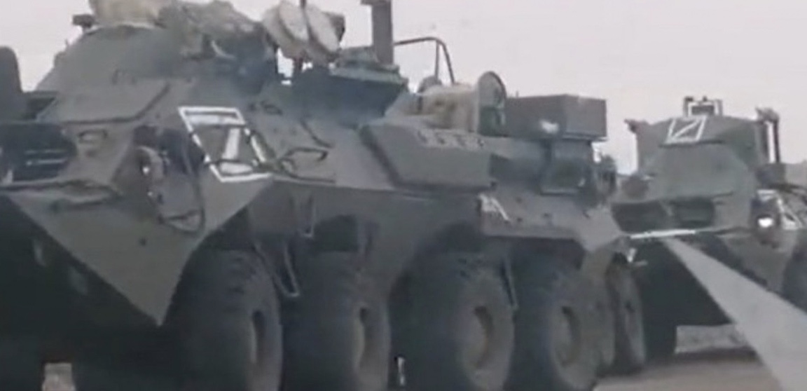 Ruské tanky pripravené na útok so Z, kruhmi, trojuholníkmi a pruhmi namaľovanými na bokoch