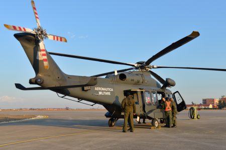 نجات هوایی. هلیکوپتر نیروی هوایی برای نجات دو کوهنورد در کوه مورانو