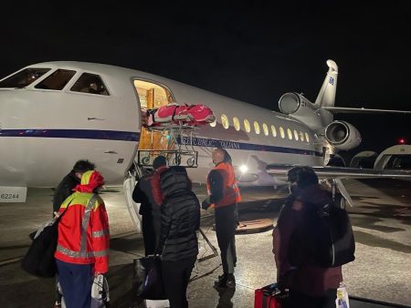 Hava Kuvvetleri: hayati tehlike altındaki bir çocuğu kurtarmak için Lecce'den Roma'ya gece uçuşu