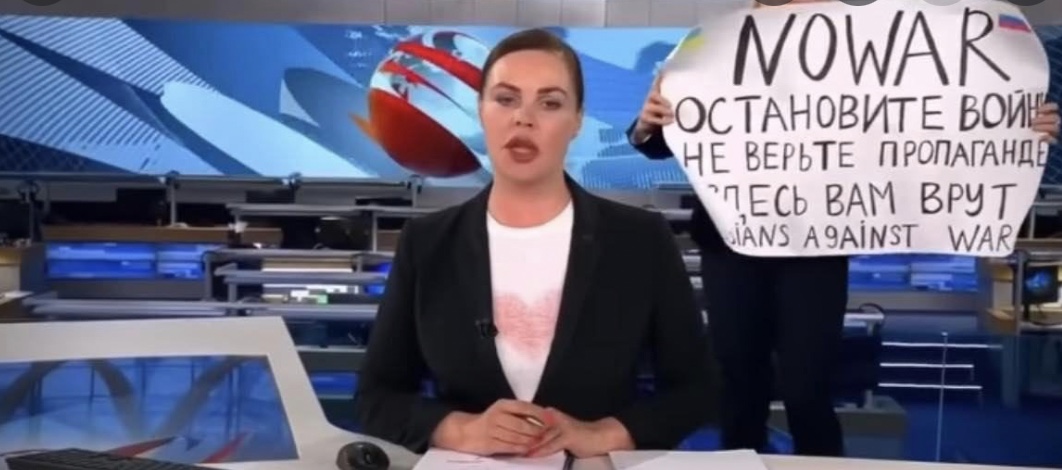 روزنامه‌نگار روسی در تلویزیون: همه ما مومیایی شده‌ایم، جنگ ناعادلانه، به خیابان‌ها بیایید.