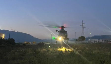 Aeronautica Militare helikopteri Monte Polveracchio'da zor durumdaki bir çocuğu kurtarıyor