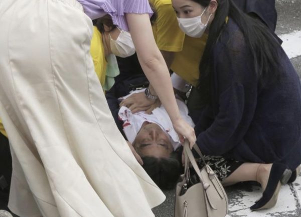 اليابان: "إطلاق النار على رئيس الوزراء السابق آبي خلال مسيرة أمر خطير ، ولا يظهر عليه أي بوادر على الحياة"