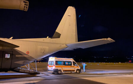 Letectvo, sanitka na urgentný transport ročného dievčatka z Lamezia Terme do Ríma