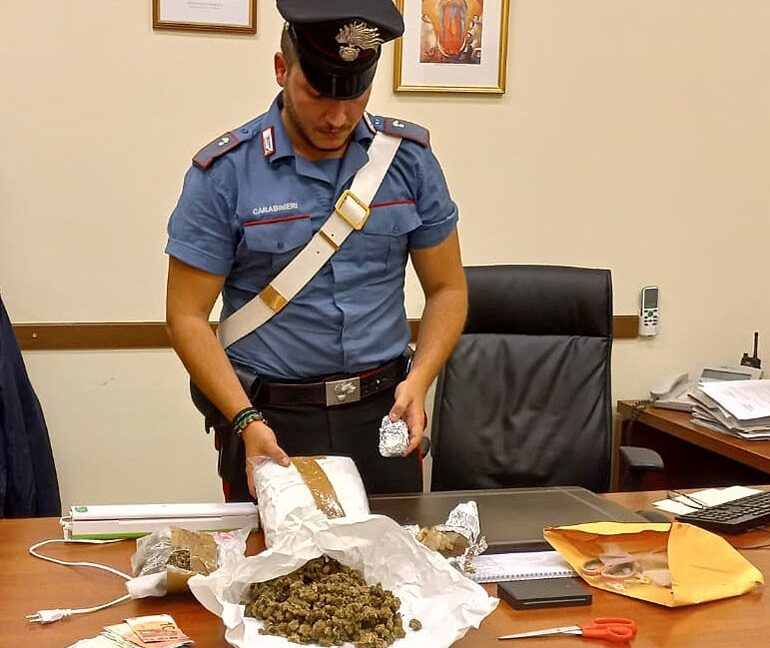Carabinieri: deux jeunes hommes arrêtés à Colleferro pour trafic de drogue