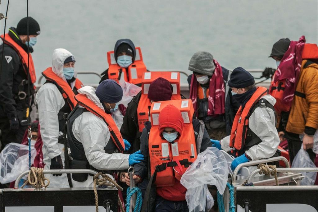Anglicko o pár dní posiela albánskych migrantov späť