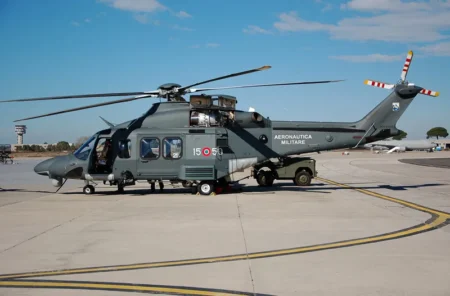 Elicottero dell’Aeronautica Militare impegnato nel recupero e nel trasporto sanitario d’urgenza di un passeggero da nave traghetto
