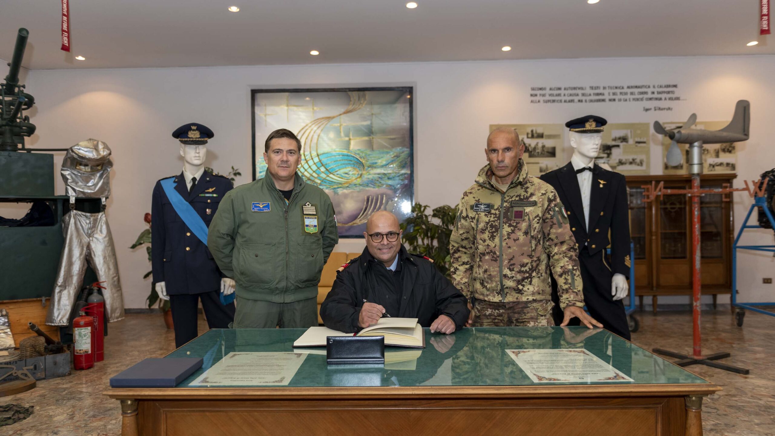 Le président-chef des sous-officiers, des diplômés et des troupes militaires de l'armée de l'air visitant le 72e Stormo de Frosinone