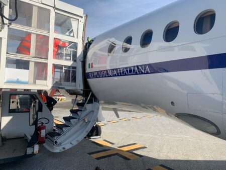 Bimbo in pericolo di vita: velivolo Aeronautica Militare lo trasporta da Lamezia Terme a Napoli