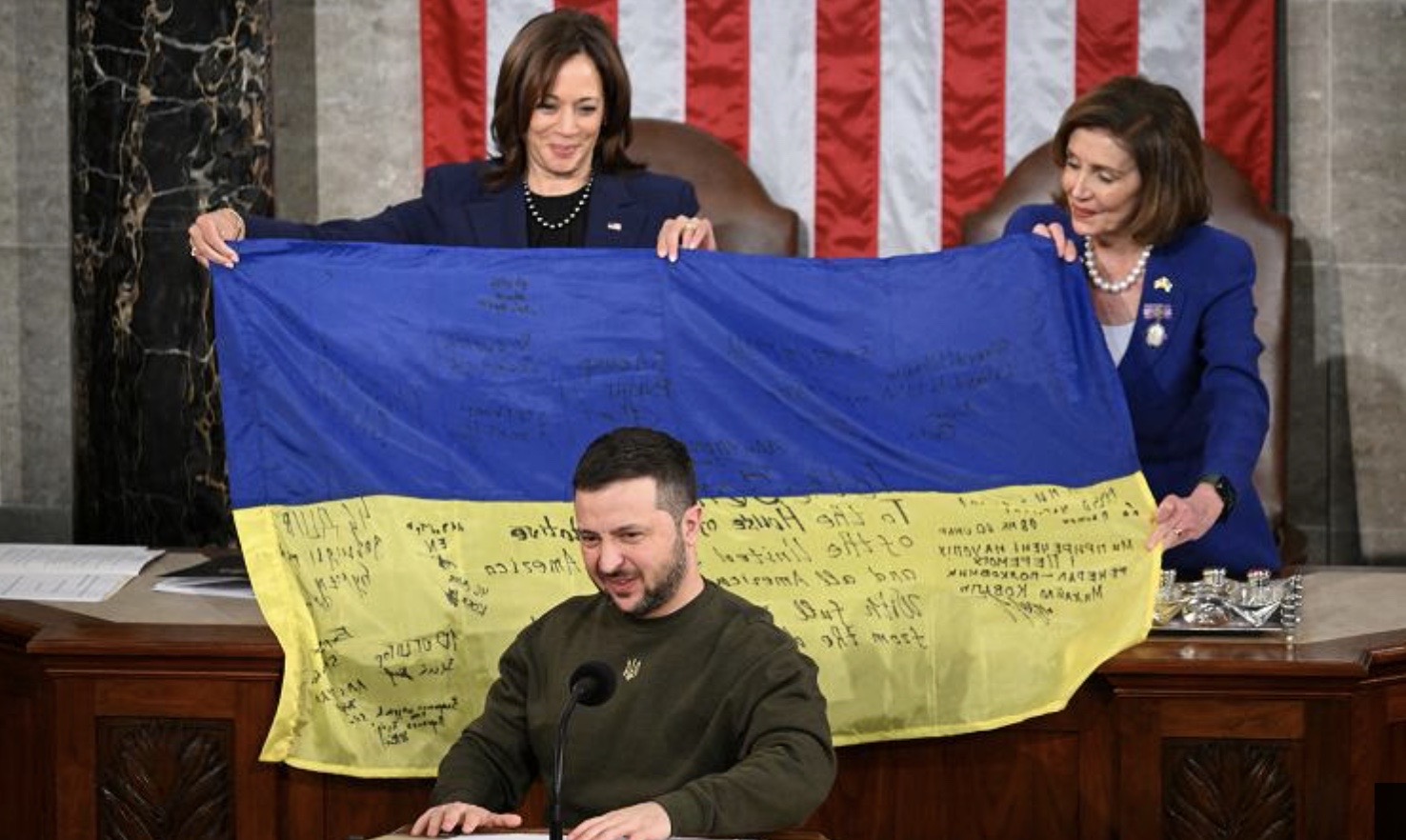 Zelensky accolto al Congresso Usa con una “standing ovation”, ricevendo circa 2 miliardi di dollari in aiuti militari