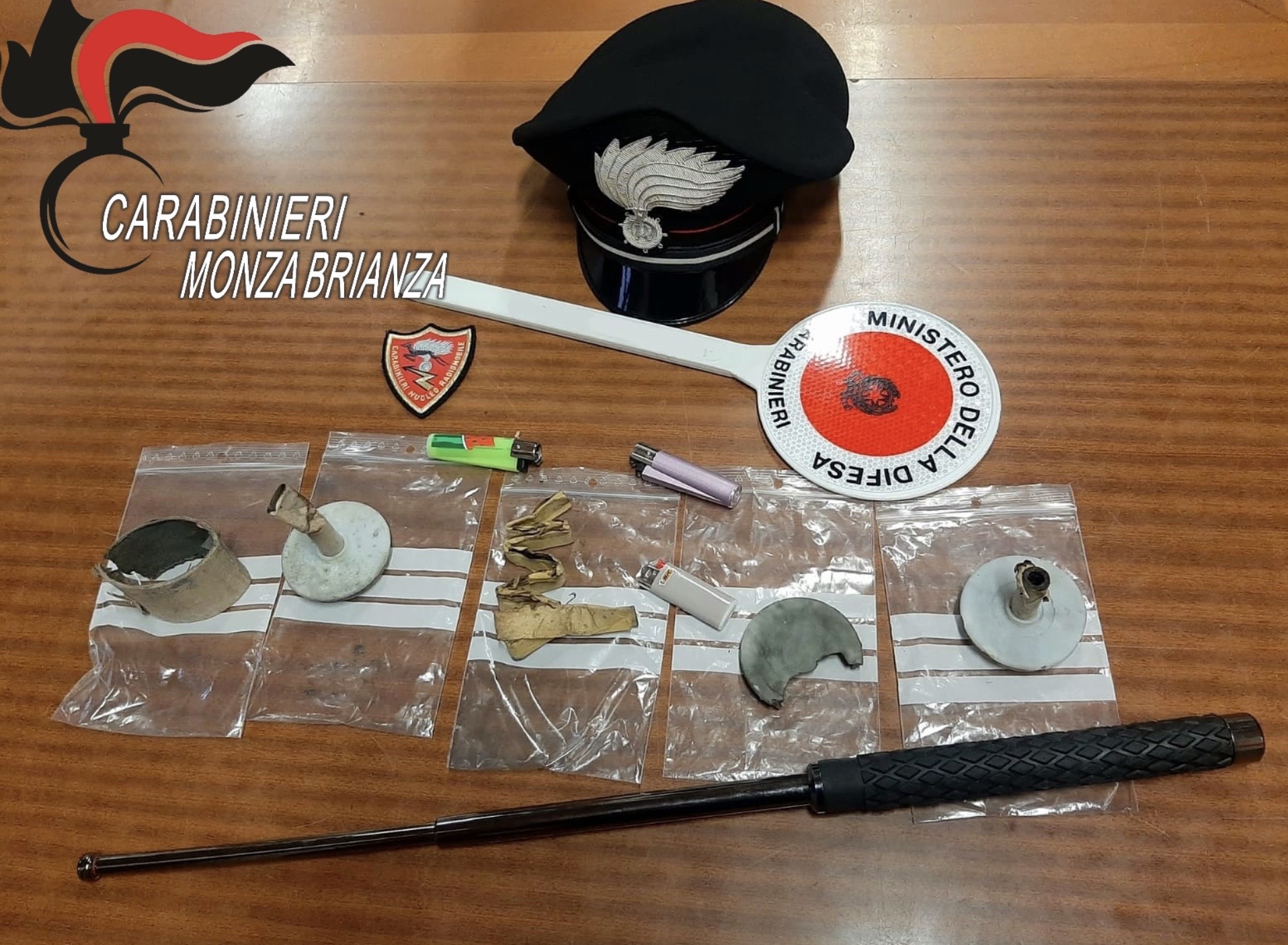 Fanno esplodere bomba carta per estorsione: arrestati in tre dai carabinieri di Monza