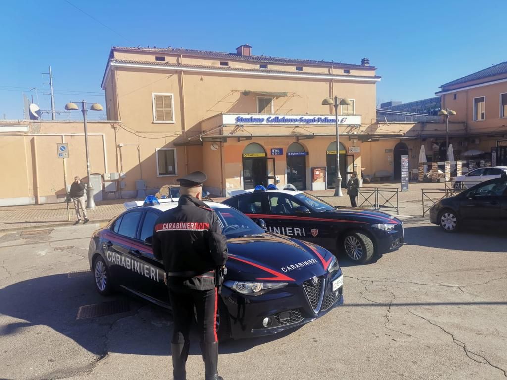Scènes de folie ordinaire à la gare de Colleferro. Il attaque deux jeunes hommes et les carabiniers qui se sont précipités pour aider. Collé avec du gaz poivré.