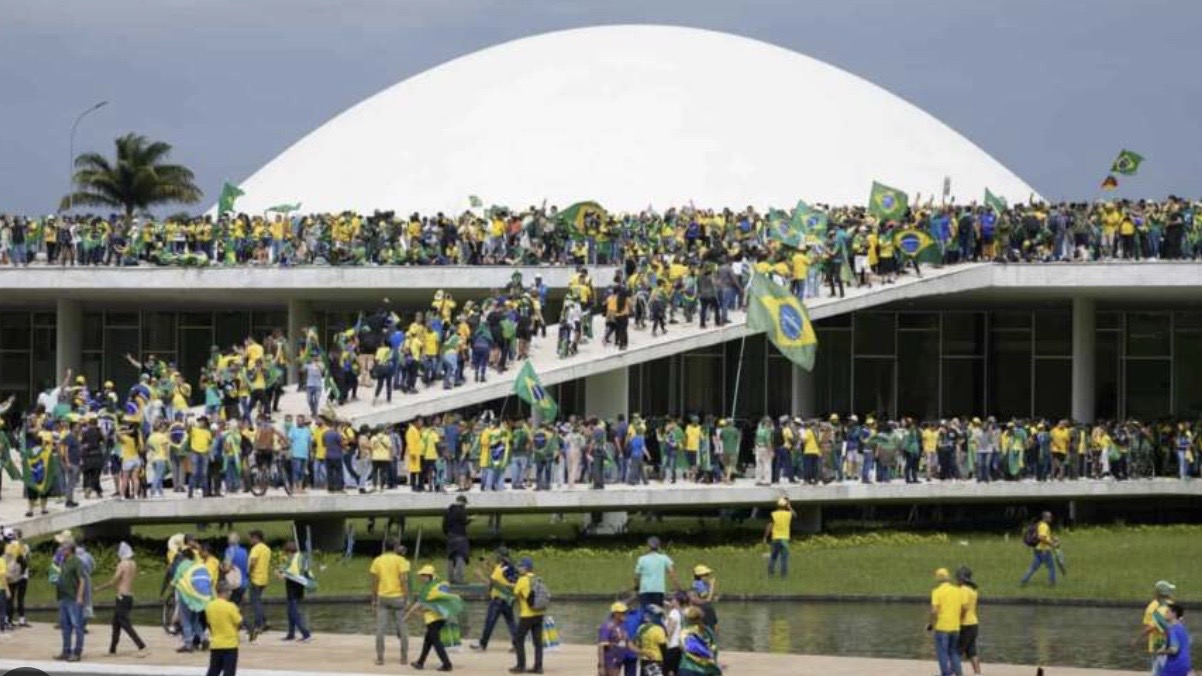 Brasile: sostenitori di Bolsonaro assaltano il Parlamento. Lula: “Questi vandali fascisti saranno trovati e puniti”