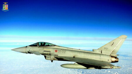 Aereo civile perde contatto radio, interviene una coppia di caccia Eurofighter dell’Aeronautica Militare