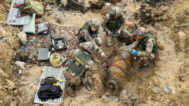 Fotografia 1 – Armádna bombová čata a 1000 lb bomba