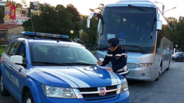 Polícia-nákladné auto-autobus