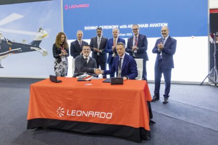 Leonardo: Abu Dhabi Aviation amplia la sua flotta di elicotteri AW139 per trasporto offshore