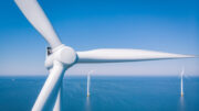 Turbin angin dari pemandangan udara, pemandangan Drone di windpark westermeerdijk sebuah ladang kincir angin di danau IJsselmeer yang terbesar di Belanda, Pembangunan berkelanjutan, energi terbarukan