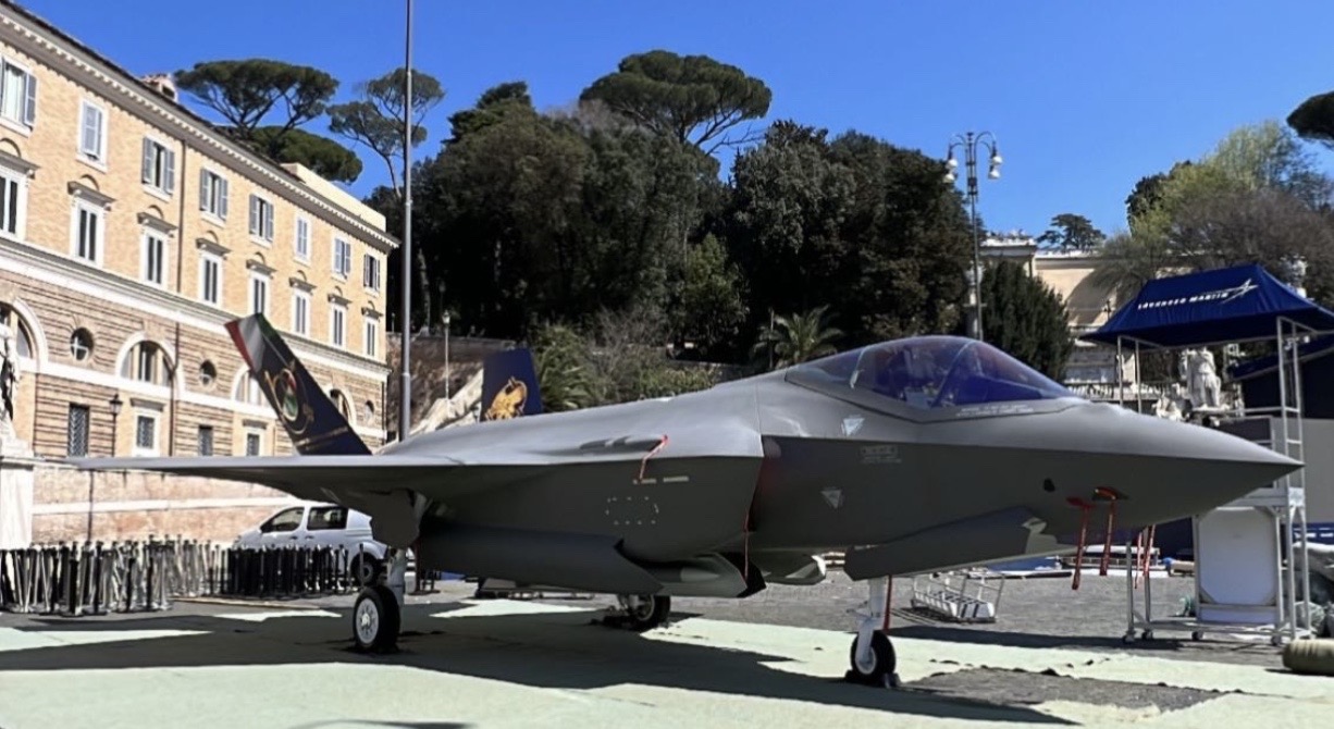 100 Anni in Azzurro con l’Air Force Experience, il villaggio dell’Aeronautica a Piazza del Popolo con simulatori   avveniristici, F-35, Eurofighter e tanto, tanto altro!