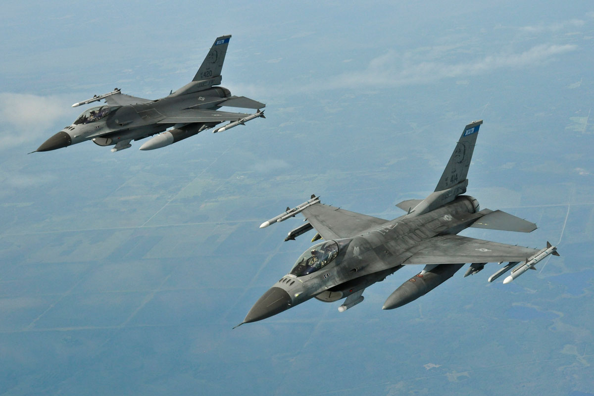 Zelensky vuole 50 F-16. Annunciata la nascita di una coalizione pronta a consegnare i caccia all’Ucraina