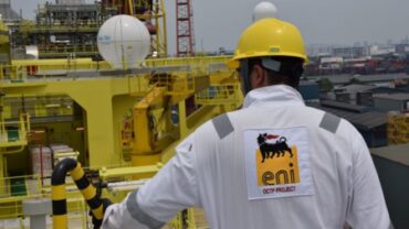 ENI GAS OIL EXTRACTION WORKER PETROCHEMICAL INDUSTRY