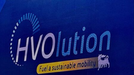 تطلق Eni برنامج توزيع الوقود لإزالة الكربون من وسائل النقل