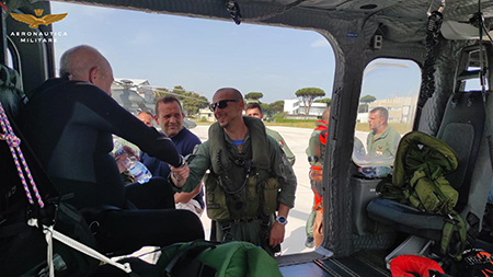 Το ελικόπτερο της 15ης πτέρυγας ανακτά έναν δύτη που χάθηκε από το Tor Paterno