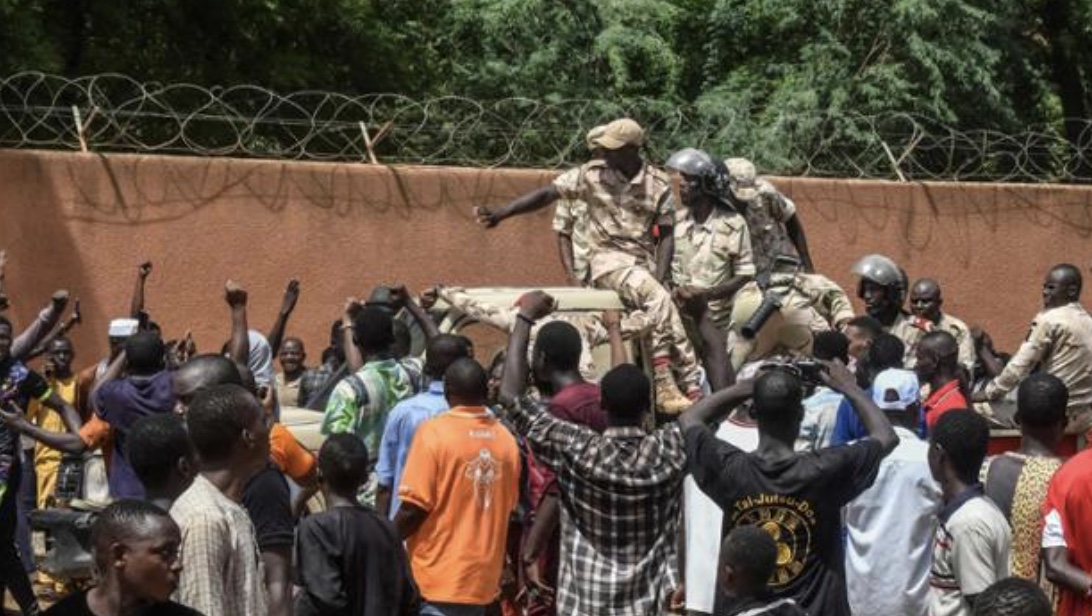 Tutti via dal Niger: Burkina Faso, Mali e Guinea appoggiano i golpisti contro l’Ecowas