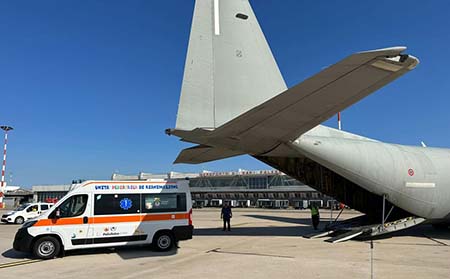 Angkatan Udara: anak dalam bahaya yang mengancam diangkut dengan ambulans di atas pesawat C-130J