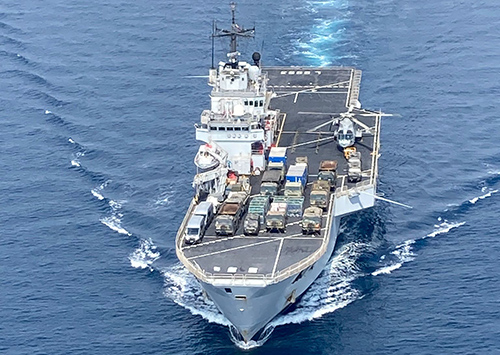 意大利海軍艦艇抵達德爾納，為利比亞人民提供援助
