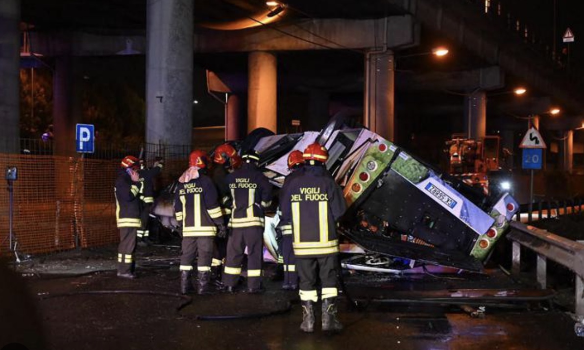 Tragedie i Mestre: buss faller fra overgangen, 21 døde og 15 skadde. To barn døde og 5 ble alvorlig skadet