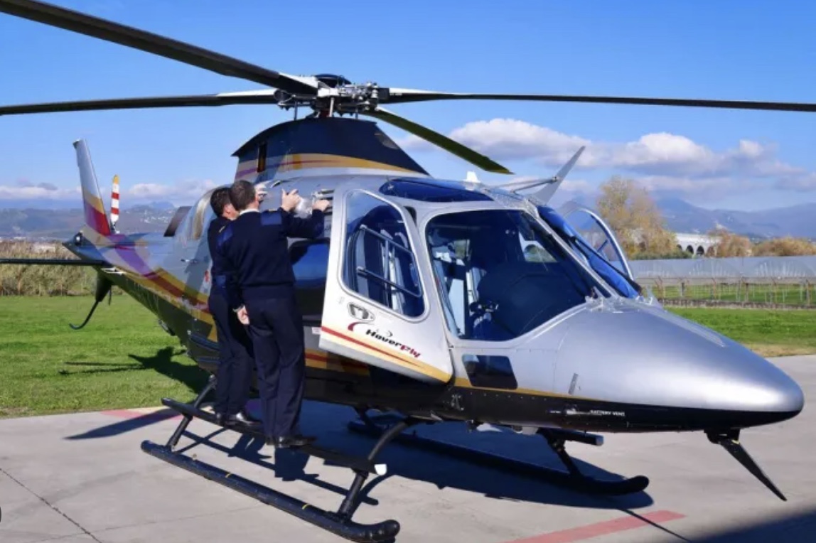 Hoverfly helikopter uçuş okulunu tanıtıyor