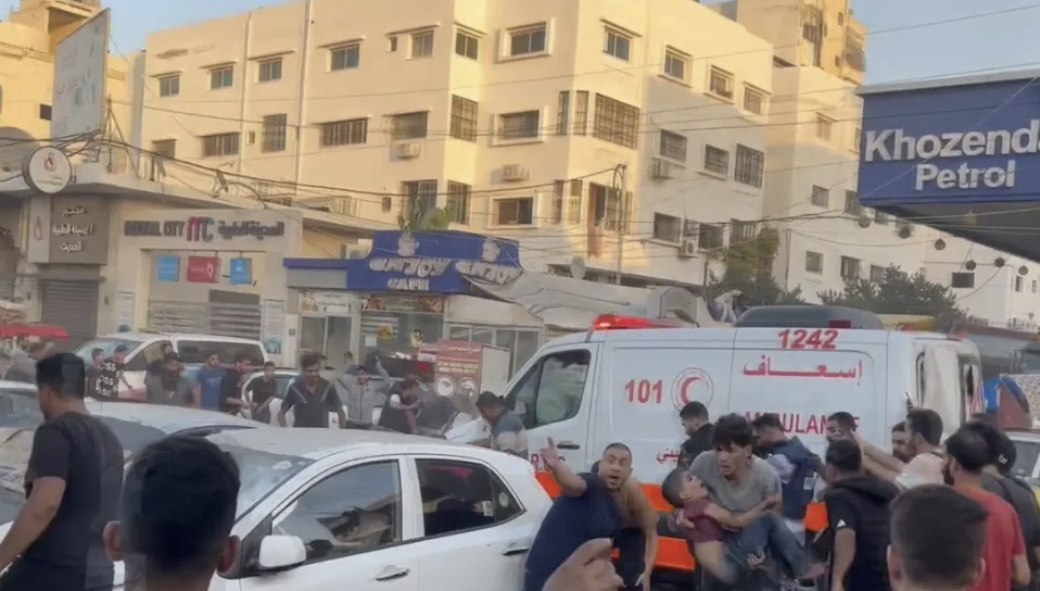 Israele bombarda gli ospedali di Gaza, le annunciate “pause” rimangono solo nella retorica