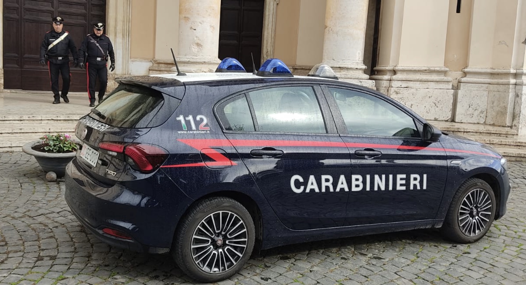 Carabinieri에 의해 체포된 본당 신부에 대한 강탈 시도: "그는 가스통과 라이터를 들고 교회에 들어갔습니다."