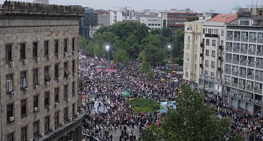 La protesta di Belgrado contro presunti brogli elettorali