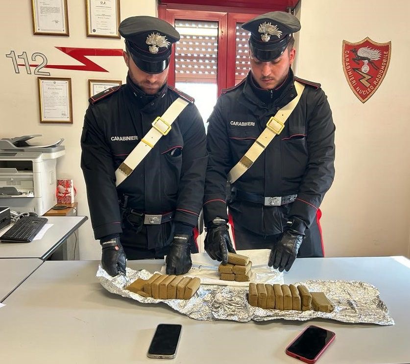 Arrestati dai Carabinieri: viaggiavano in auto con venti panetti di hashish