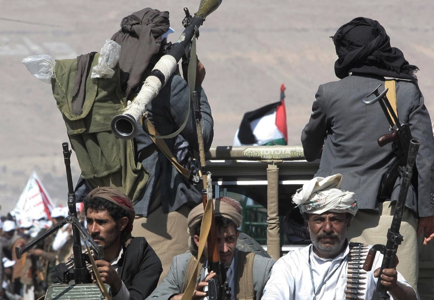 يختبر الحوثيون دفاعاتنا بأسراب من الطائرات بدون طيار، والطائرات بدون طيار تحت الماء، والقوارب الصغيرة والألغام