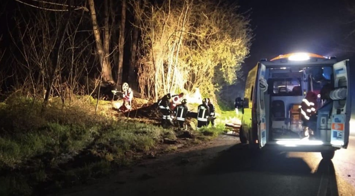 آج رات Via Casilina پر مہلک حادثہ: دو ہلاک اور ایک شدید زخمی۔ گاڑی چوری ہو گئی تھی۔