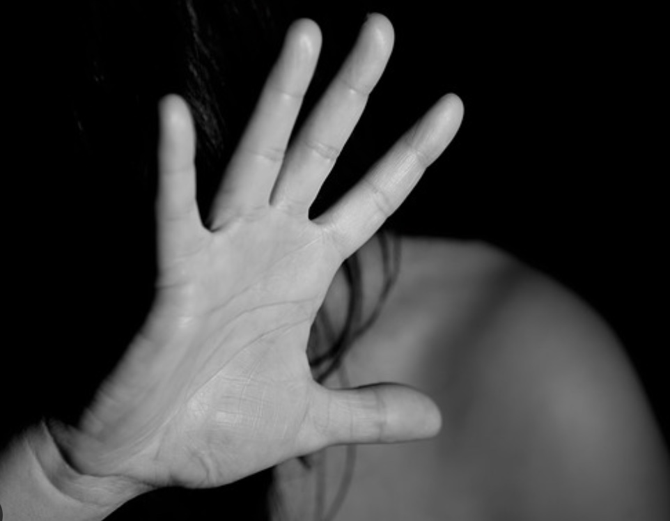 Anzeichen: 50-Jähriger wegen Misshandlung in der Familie abgeschoben mit Annäherungsverbot an die beleidigte Person