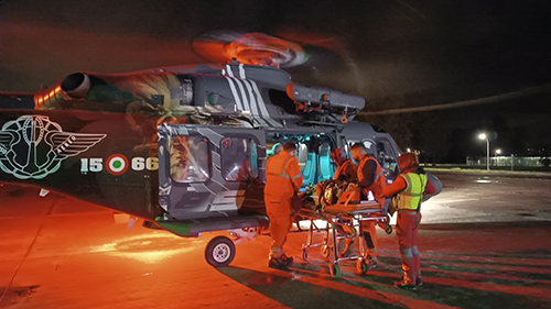 Pratica di Mare HH-139B हेलीकॉप्टर बहु-आघात से पीड़ित महिला को पोंज़ा द्वीप से लैटिना तक पहुँचाता है